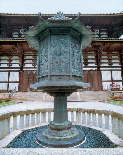 《国宝・八角燈籠》 奈良時代〔8世紀〕　東大寺蔵